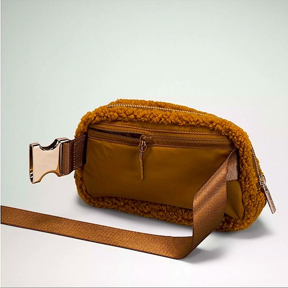 🤎NWT LULULEMON EVERYWHERE BELT BAG brown fuzzy fleece sherpa 1L - Picture 5 of 7